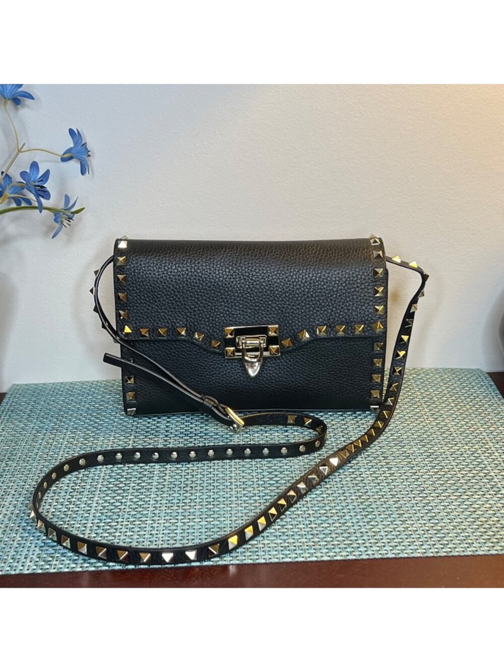 VALENTINO GARAVANI Pebbled Calfskin Medium Rockstud Flip Lock Crossbody Black
